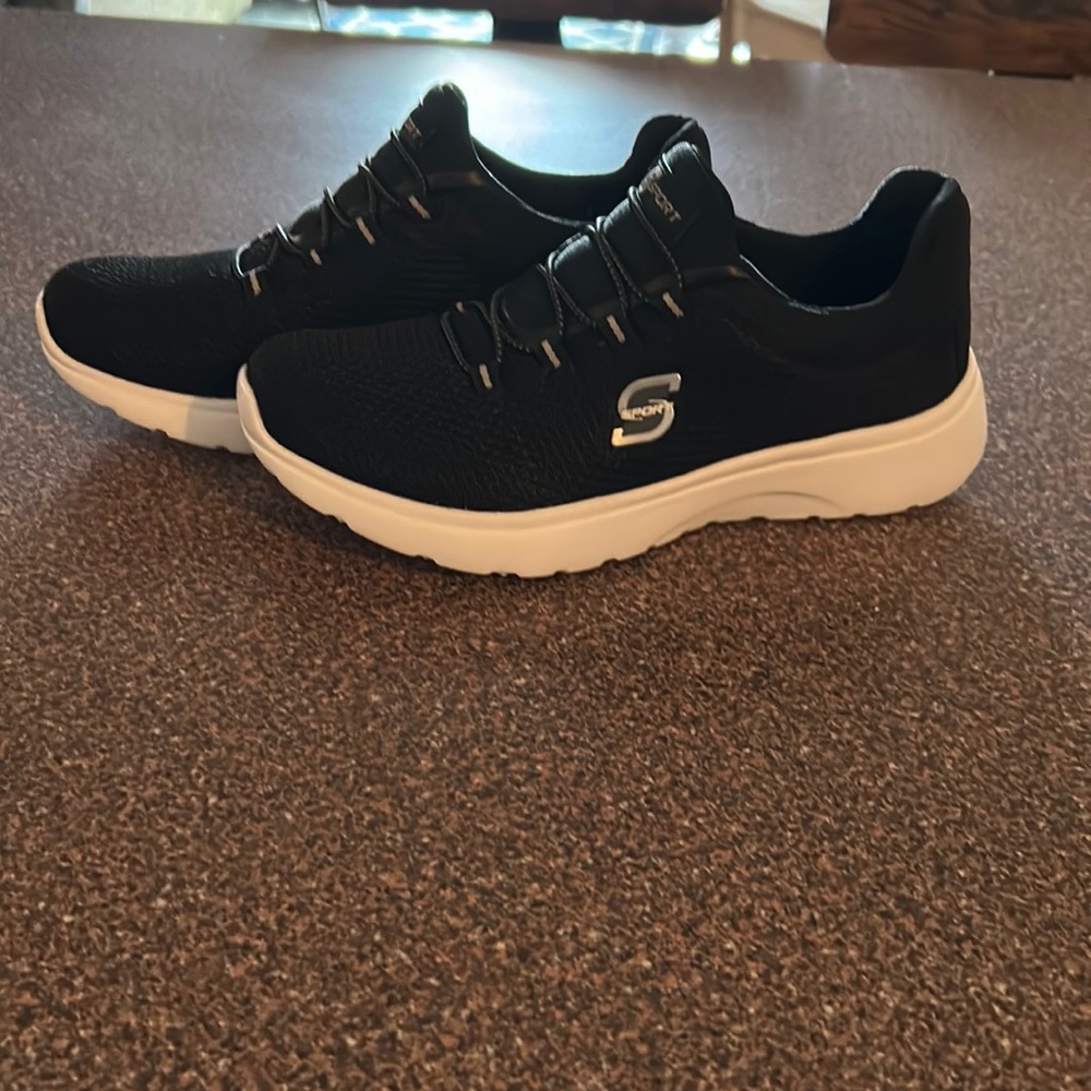 NWOT Women’s Skechers Sport Slip on Sneakers Size 6